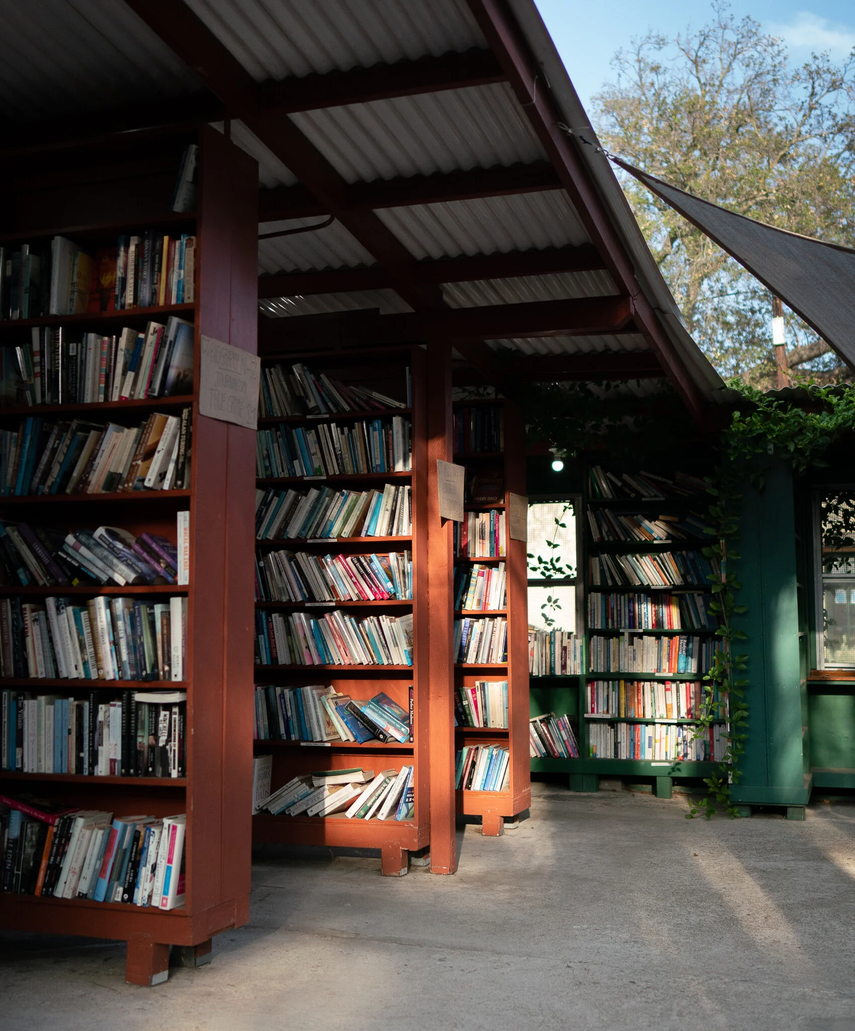 Bart's Books outdoor courtyard